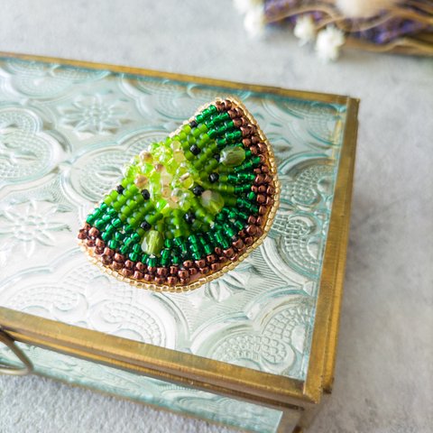 キウイのブローチ　ビーズ刺繍アクセサリー