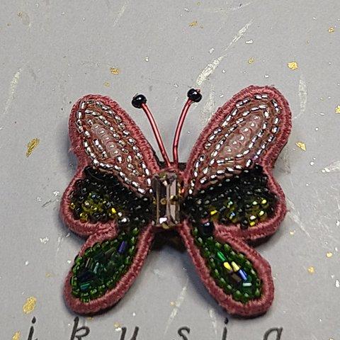 蝶の刺繍とビーズのブローチ