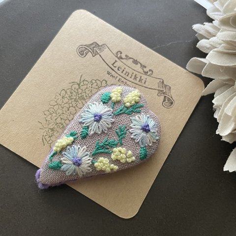 【送料無料】薄紫地に雛菊　刺繍ヘアピン ハート型