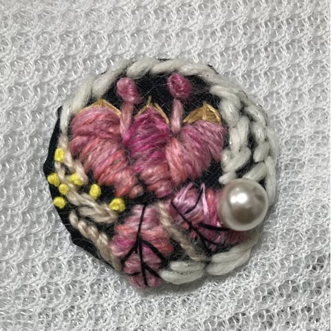 ウール ステッチ ピンクの花 ブローチ  手刺繍 くるみボタン 38mm 