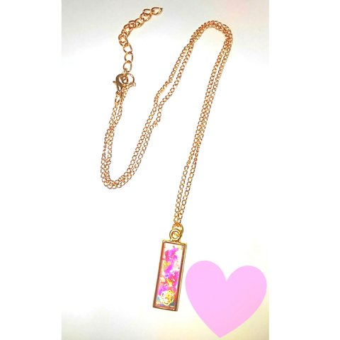 透き通った紅いペンダント レジン 赤