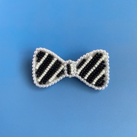 パールの蝶ネクタイのビーズ刺繍ブローチ