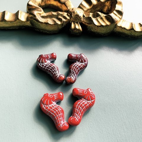 【2種ペア　4コセット】#czech beads#チェコビーズ　seahorse 28✖️18㍉　red＊carmine red mable/silver