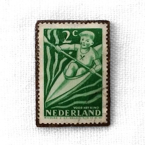 オランダの切手ブロ―チ＊子どもの遊び・カヌー＊