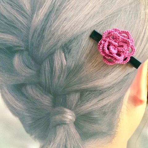 ローズピンクのお花のヘアクリップ　普段使いにもお出掛けにも