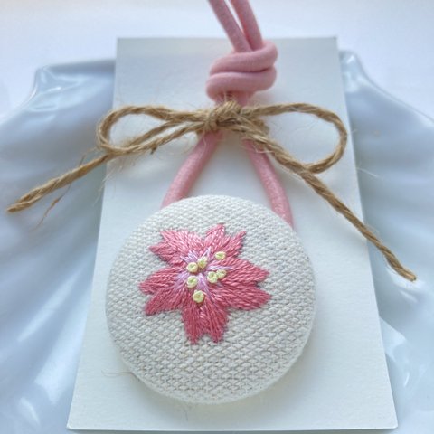 手刺繍　桜の花びらくるみボタン/ヘアゴム