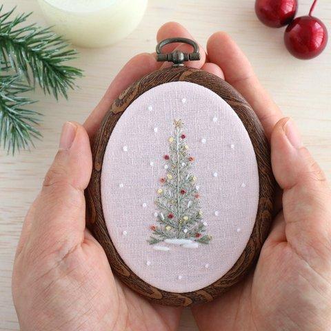 サンタの森のクリスマスツリー（ピンク）刺繍フレーム　クリスマスオーナメント