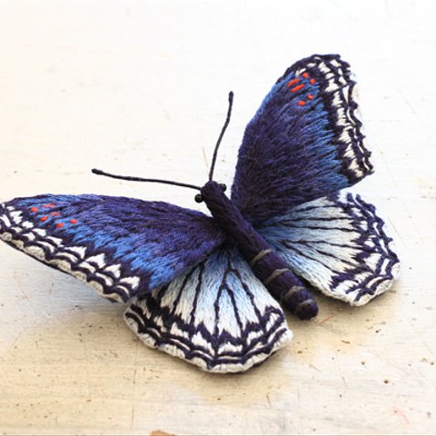 立体刺繍の昆虫のブローチ～青い蝶～