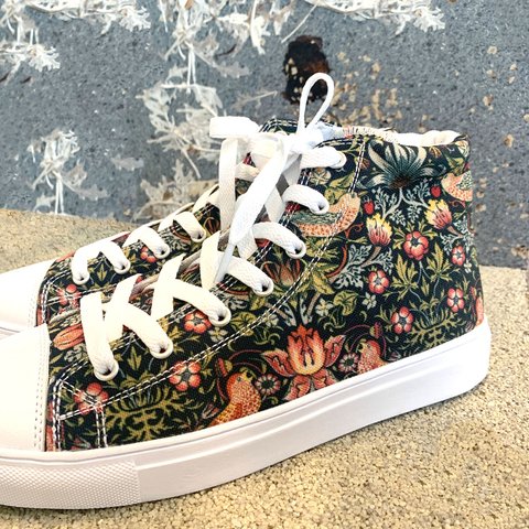 【絵画スニーカー】William Morris（ウィリアム・モリス）『いちご泥棒 -Strawberry Thief-』ハイカットスニーカー High-Top Sneakers