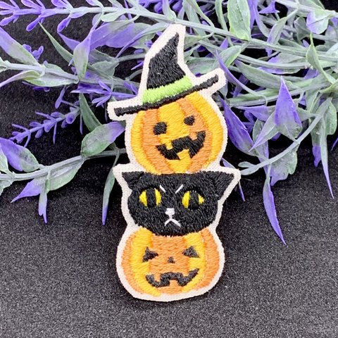 ハロウィン かぼちゃタワー（猫）の手刺繍ブローチ