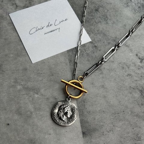 Mantel coin necklace