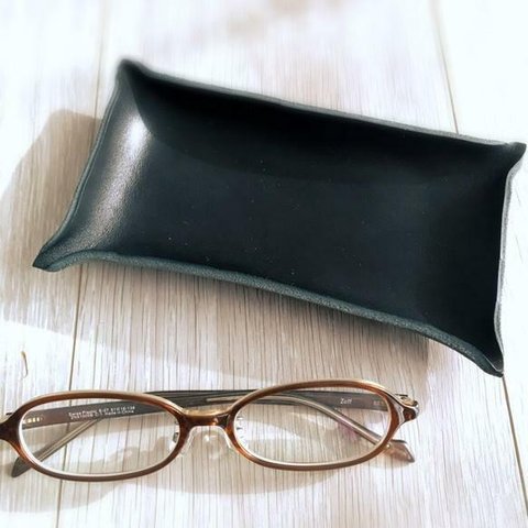 シンプルな黒の革製メガネ置き/5600276