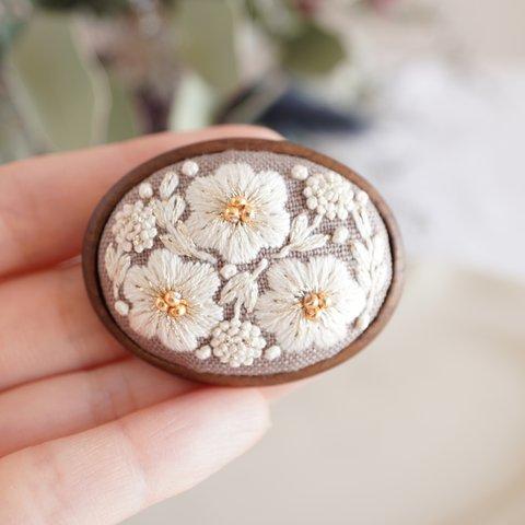 ＼Antique Flower／  木枠ブローチ　刺繍　ハンドメイド