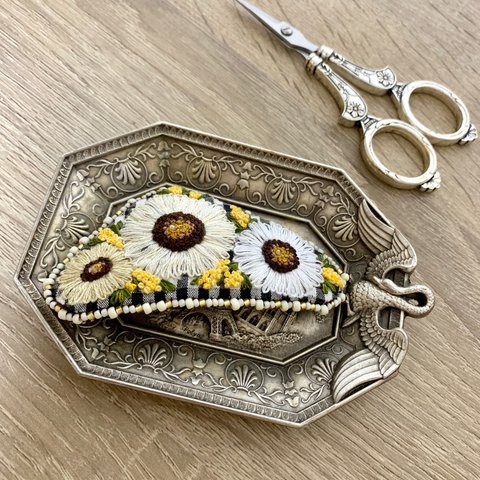 ミモザとマーガレット花刺繍 チェック柄三角のビーズ縁取りバレッタ