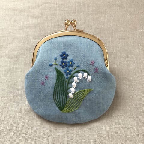 【 受注制作 】すずらんと勿忘草の刺繍がま口ポーチ