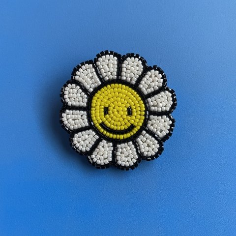 スマイルフラワーのビーズ刺繍ブローチ（ホワイト）