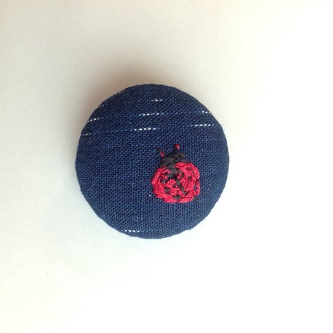 てんとう虫の刺繍ブローチ　藍染布