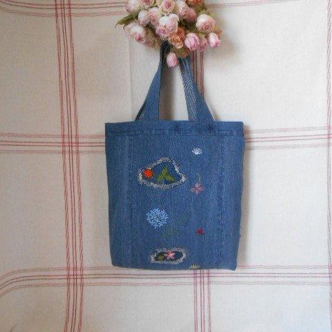 デニムリメイク 　トートバッグ　手刺繍　花　野イチゴ　