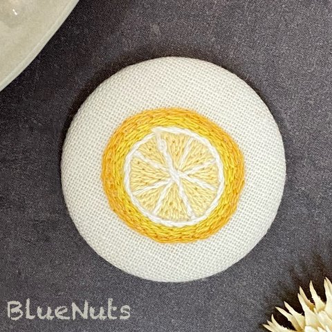 『輪切りレモン』刺繍のくるみボタン ブローチ🍋