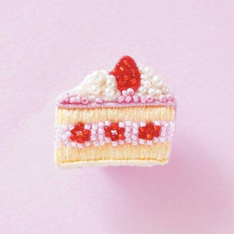 【受注制作】ビーズ刺繍のいちごショートケーキのピンバッジ/ブローチ　(ピンク)