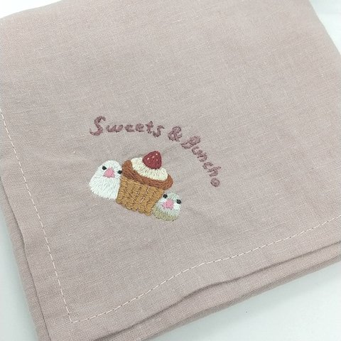 手刺繍ハンカチ 文鳥とイチゴのカップケーキ