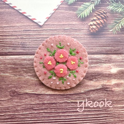 フェルト刺繍　ピンク色のお花のブローチ