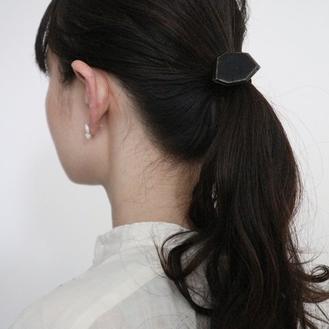 陶土のヘアアクセサリー〈多角形　くろ〉