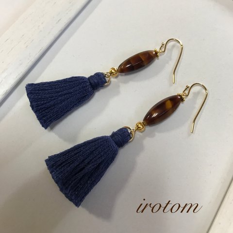 べっこう柄スティックとタッセルのピアス ネイビー