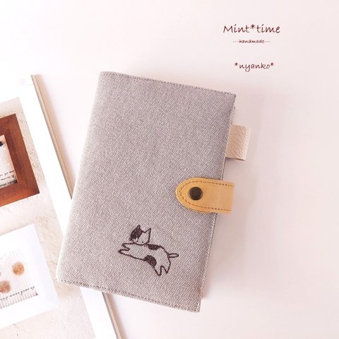 ねこ刺繍*ほぼ日手帳(オリジナル)カバー 留め具で開き防止 ペンホルダー付き 文庫本(A6サイズ) 布 ハンプ ふんわりカバー  2023年手書きの手帳 日記に ヴィンテージ 猫*ベージュ×グレー