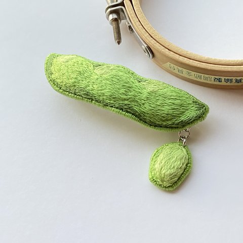 食べたくなっちゃう枝豆刺繍バレッタ