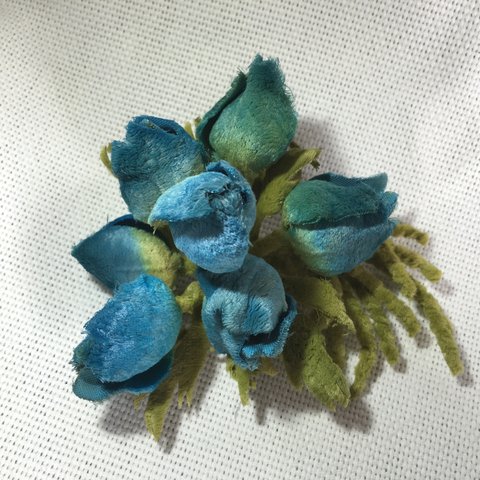 モアで作った青い花のコサージュ