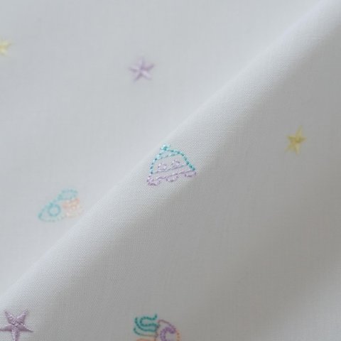 刺繍生地 【ランダム/宇宙/オフ白】 カットクロス 綿ポリ