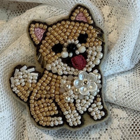 ブローチ　ビーズ刺繍ブローチ　ビーズ刺繍アクセサリー　犬　芝犬