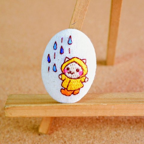 くるみボタンのブローチ　〜雨の日ねこさん刺繍〜　※受注生産