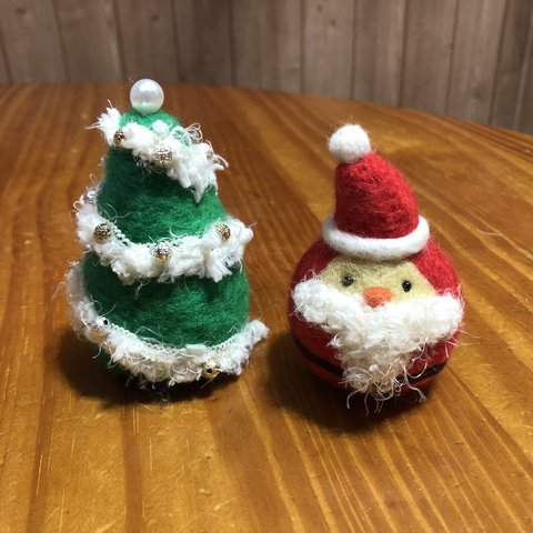 サンタクロースとクリスマスツリー