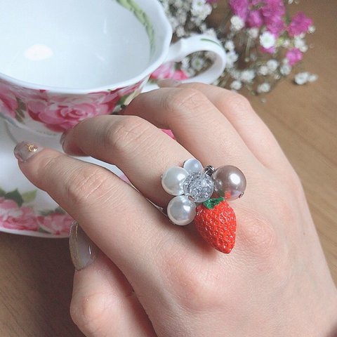 いちごチャームリング　パールリング　ストロベリー　strawberry ring