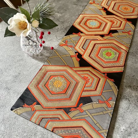 帯のテーブルランナー 亀甲に竹垣 撥水加工 長さ調節 タペストリー仕様可 テーブルウェア 着物 リメイク インテリア ハレの日 ギフト 縁起物 プレイスマット kimono 和食器 正月