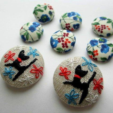 猫とお花の刺繍くるみボタン*ブルー＆レッド