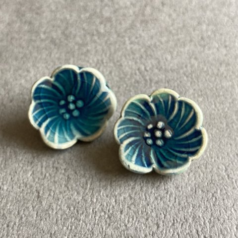 藍色のお花のピアス(陶器)／イヤリング ※チタンポスト