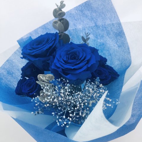 プリザーブドフラワー大輪の青い薔薇とミニ薔薇とかすみ草のふんわり花束8本タイプ（花束ラッピング）