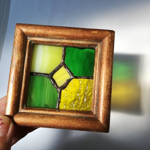 ステンドグラスミニフレーム 黄色 緑色 イエロー グリーン アンティーク調 額縁 かけ飾り ウォールデコ ガラス 壁掛け
