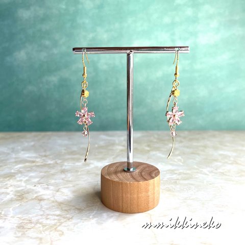 桜(ピンク)の揺れる春ピアス(イヤリング)