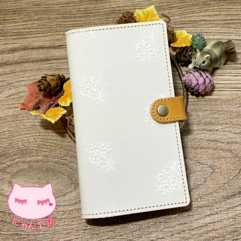 【 ナチュラル刺繍 かすみ草 】全機種対応 スマホケース 手帳型 本革  花束 シンプル お花 カスミソウ 純国産 A068A