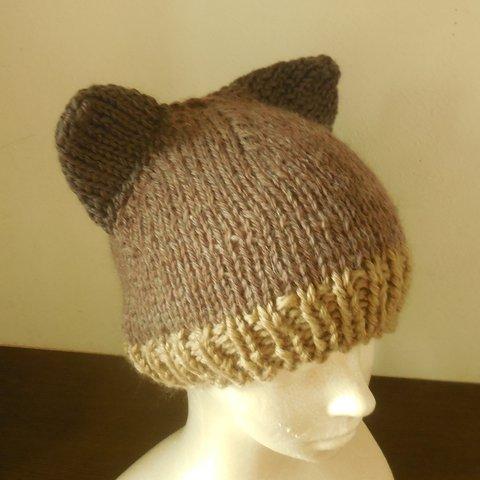 純毛糸で編んだミルクココア色の猫帽子B