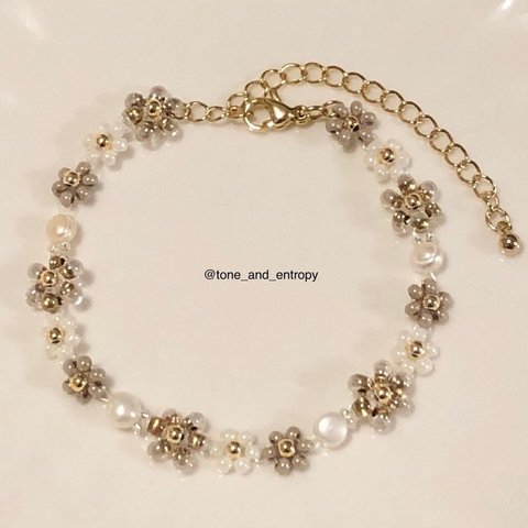 淡水パールとグレージュのお花のビーズブレスレット / Freshwater pearls & beaded flowers bracelet