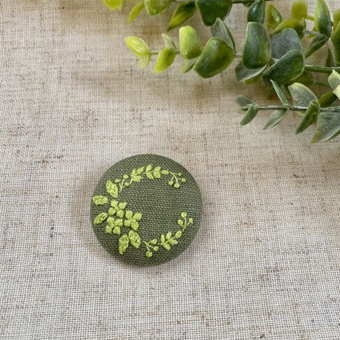 草花の リース 刺繍ブローチ（モスグリーンx黄緑）