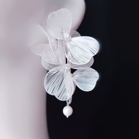 透ける 羽 蝶 ホワイト 大ぶり 花 ロング 華やか ピアス イヤリング 結婚式 ウェディング ブライダルアクセサリー