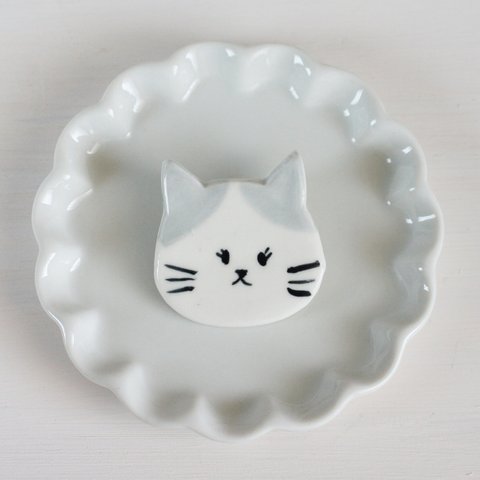 【送料無料】陶器タイルブローチ＊ハチワレグレー猫