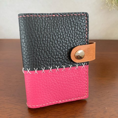 バイカラーの革のカードケース 黒×ピンク