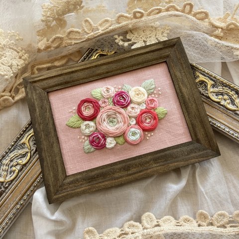 バラとかすみ草のブーケ rose bouquet【刺繍フレーム】ローズガーデン rose garden　刺繡額 インテリア枠 壁掛け ファブリックパネル